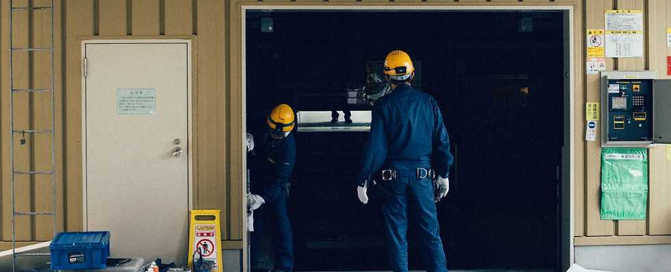 garage door repairing image